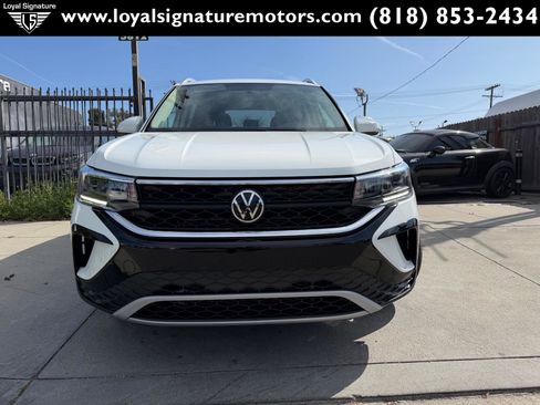 Used 2022 Volkswagen Taos SE image 2