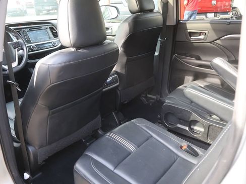 Used 2017 Toyota Highlander SE AWD/4WD image 16
