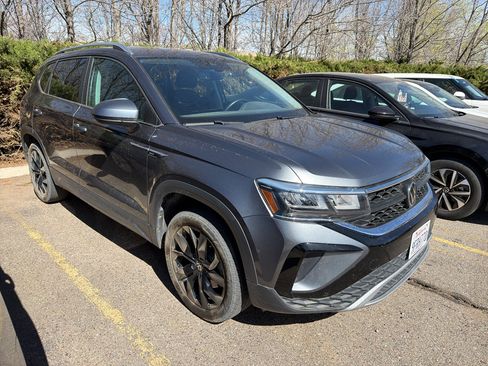 Used 2023 Volkswagen Taos SE w/ Black Wheel Package image 15