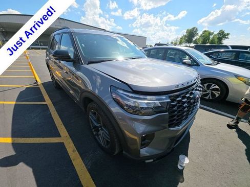 Used 2025 Ford Explorer ST-Line w/ ST-Line Street Pack AWD/4WD image 2
