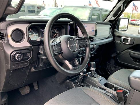 Used 2024 Jeep Gladiator Sport AWD/4WD image 13