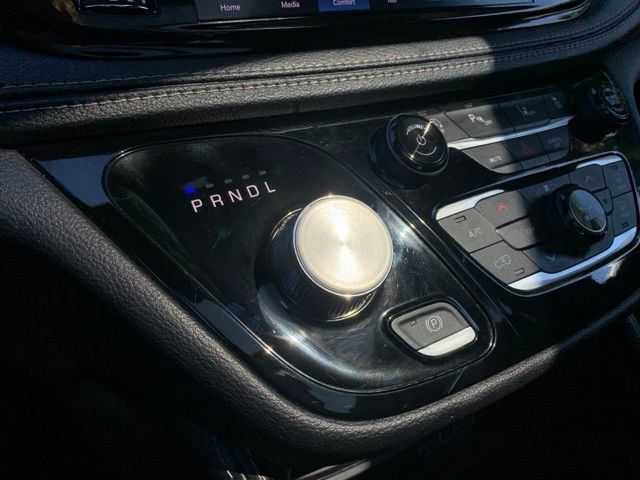 Used 2025 Chrysler Pacifica Limited FWD image 28