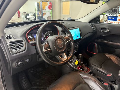 Used 2017 Jeep Compass Trailhawk w/ Leather Interior Group AWD/4WD image 8
