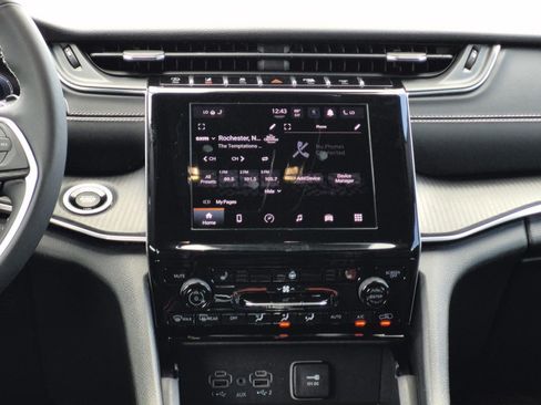 Used 2023 Jeep Grand Cherokee Altitude AWD/4WD image 17