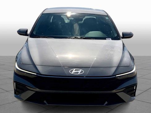 Used 2024 Hyundai Elantra SE image 3