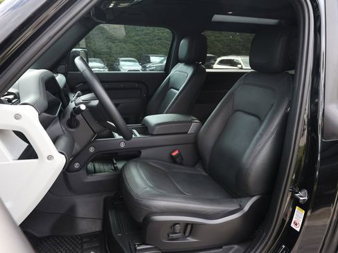 Used 2023 Land Rover Defender 90 SE image 16