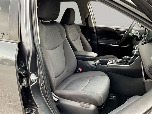 Used 2021 Toyota RAV4 XLE FWD image 9