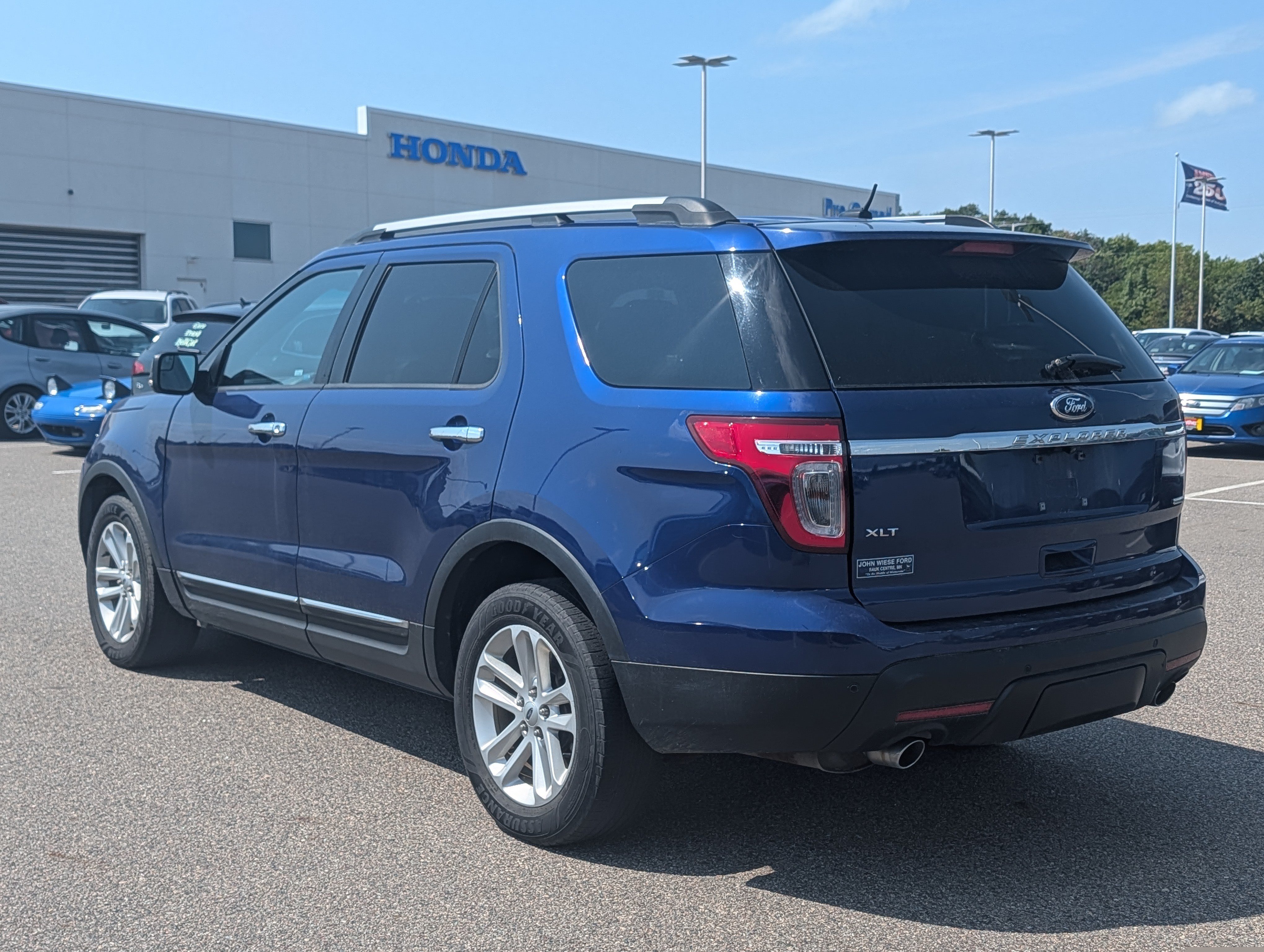 Used 2015 Ford Explorer XLT w/ Equipment Group 202A AWD/4WD image 3