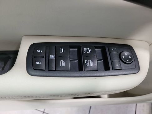 Used 2016 Chrysler 200 C w/ Premium Lighting Group image 28