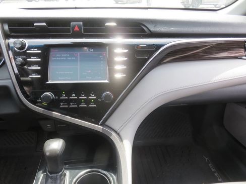 Used 2018 Toyota Camry LE FWD image 16