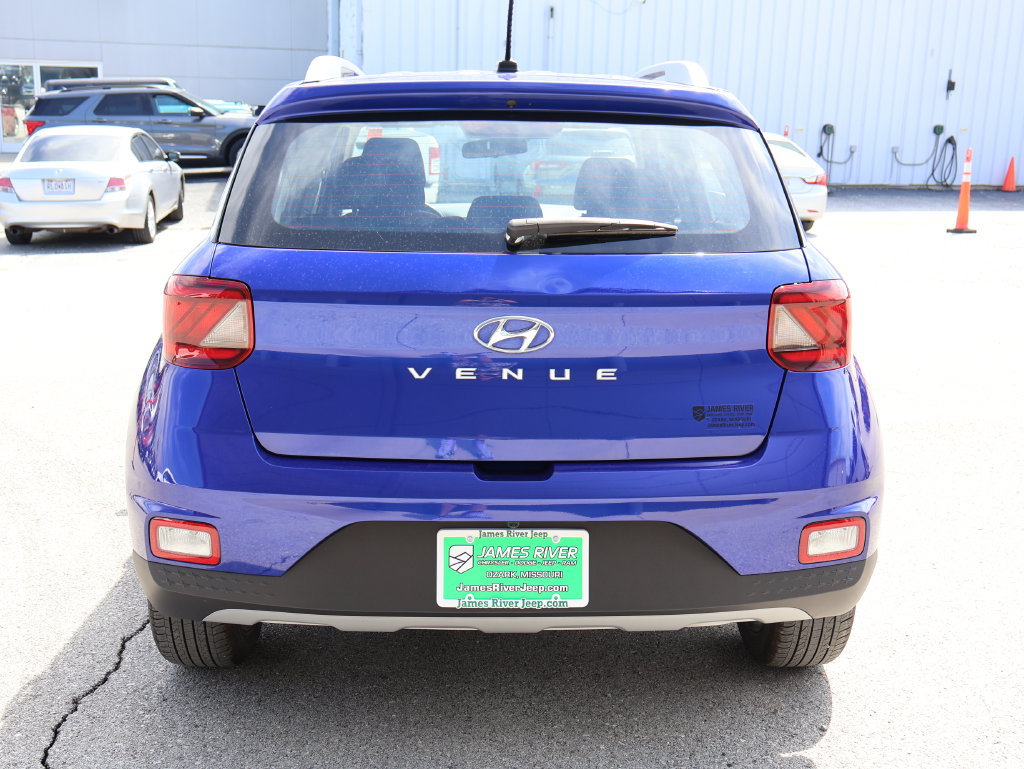 Used 2025 Hyundai Venue SEL FWD image 4