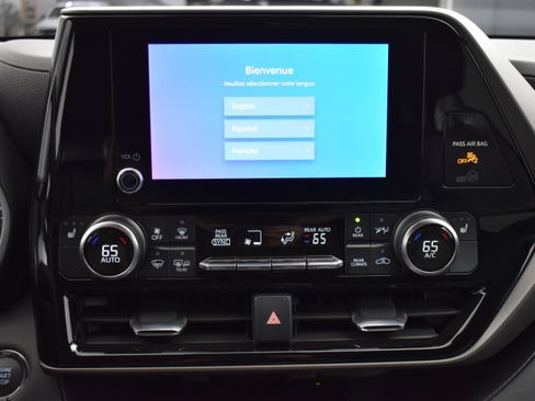 Used 2023 Toyota Highlander XLE AWD/4WD image 18
