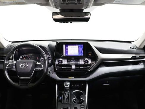Used 2023 Toyota Highlander XLE image 12