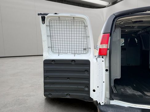 Used 2016 Chevrolet Express 2500 RWD image 18