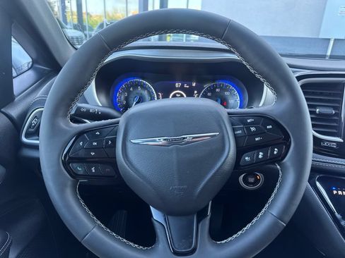 Used 2024 Chrysler Pacifica Touring FWD image 28
