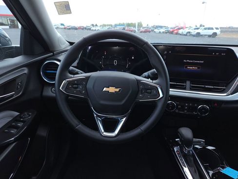 Used 2025 Chevrolet Trax LT w/ LT Convenience Package image 12