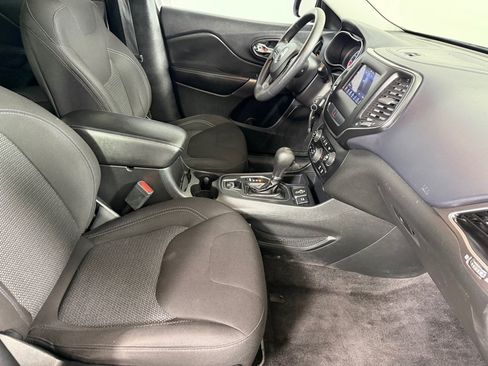 Used 2019 Jeep Cherokee Latitude w/ Popular Appearance Group FWD image 21