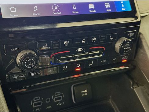 Used 2024 Jeep Grand Cherokee L Limited w/ Luxury Tech Group II image 24