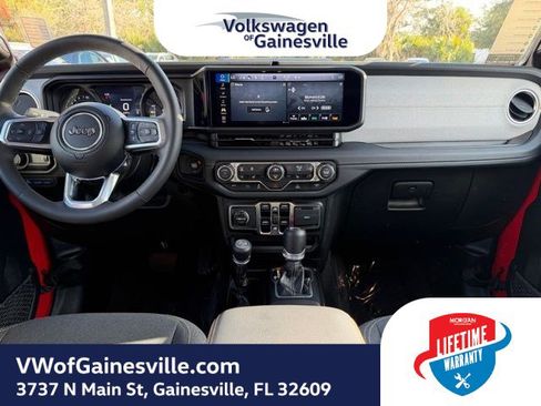 Used 2025 Jeep Wrangler Sahara image 13