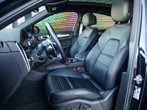 Certified 2023 Porsche Cayenne Platinum Edition AWD/4WD image 5