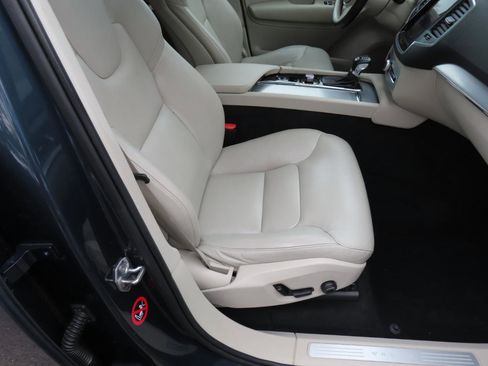 Used 2018 Volvo XC90 T6 Momentum image 21
