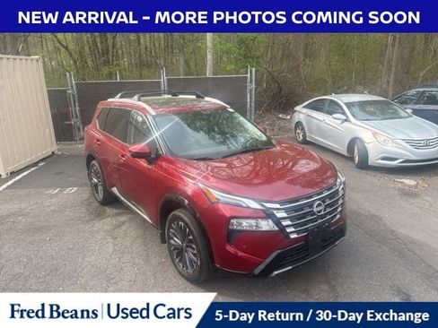 Used 2025 Nissan Rogue Platinum image 3