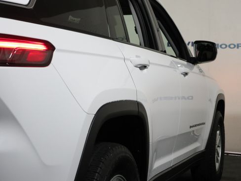 Used 2023 Jeep Grand Cherokee Laredo RWD image 5