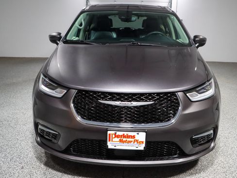 Used 2023 Chrysler Pacifica Touring-L FWD image 4