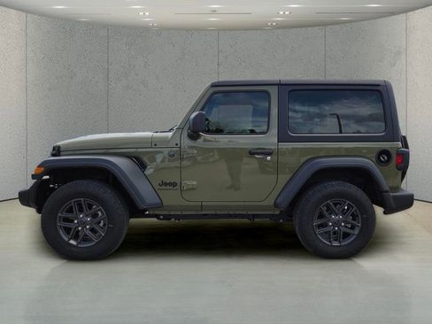 Used 2025 Jeep Wrangler Sport AWD/4WD image 8