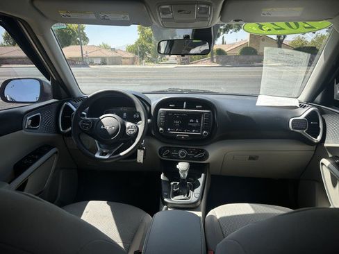 Used 2023 Kia Soul LX w/ LX Technology Package FWD image 17