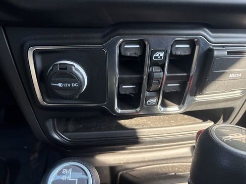 Used 2022 Jeep Gladiator Willys image 31