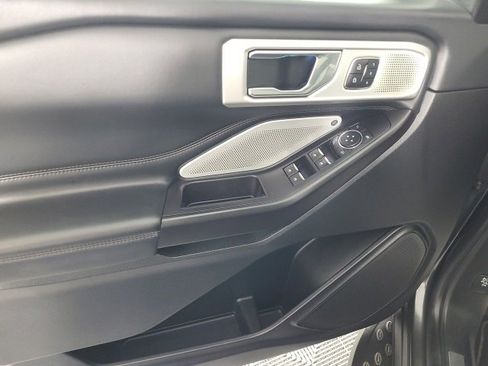 Used 2020 Ford Explorer Platinum w/ Premium Technology Package image 19
