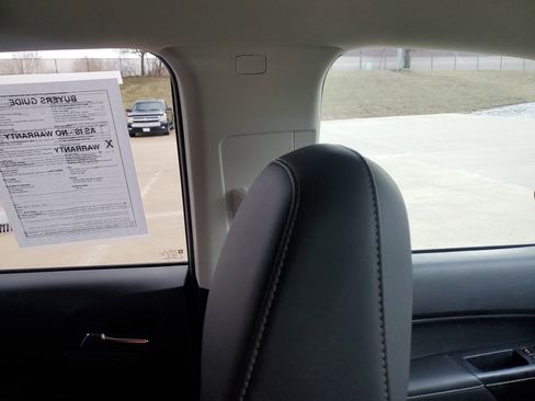 Used 2017 GMC Canyon SLT w/ Driver Alert Package image 16