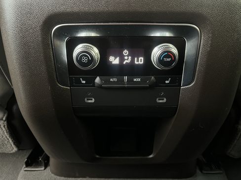 Used 2021 GMC Yukon XL SLT w/ SLT Luxury Package AWD/4WD image 28