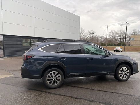 Used 2023 Subaru Outback Premium image 3