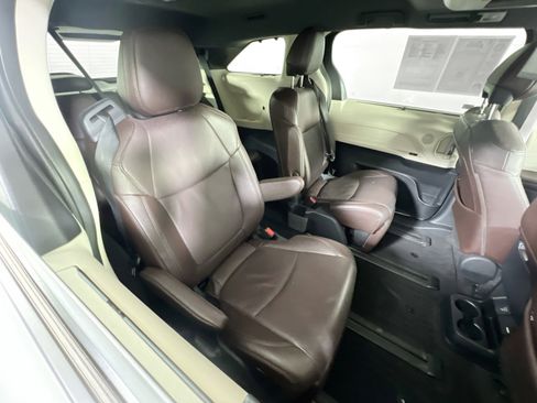 Used 2024 Toyota Sienna Platinum image 28