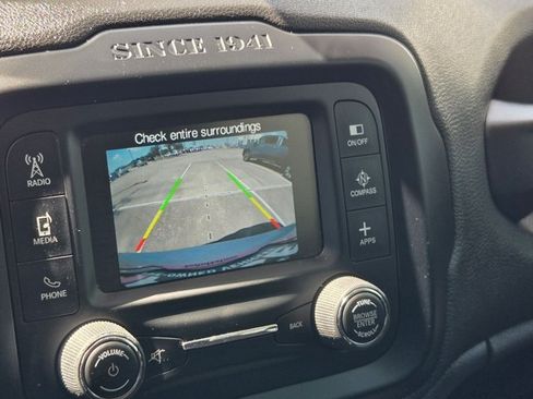 Used 2017 Jeep Renegade Latitude FWD image 11