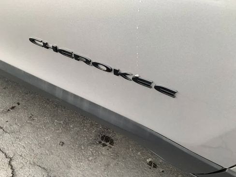 Used 2018 Jeep Cherokee Limited w/ High Altitude Package AWD/4WD image 9