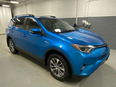 Used 2018 Toyota RAV4 XLE w/ Convenience Package AWD/4WD image 4