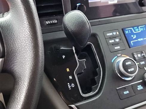 Used 2016 Toyota Sienna L image 32