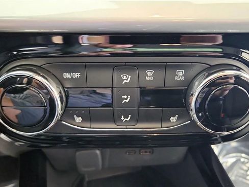 Used 2025 Chevrolet Trax LT w/ Sunroof Package FWD image 27