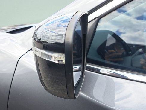 Used 2018 Nissan Rogue SV image 4