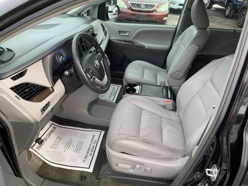 Used 2016 Toyota Sienna XLE image 10