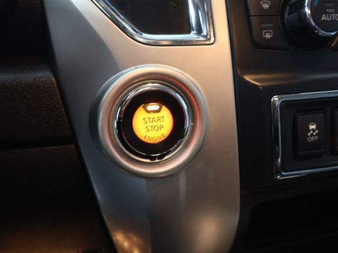 Used 2017 Nissan Titan SL image 24