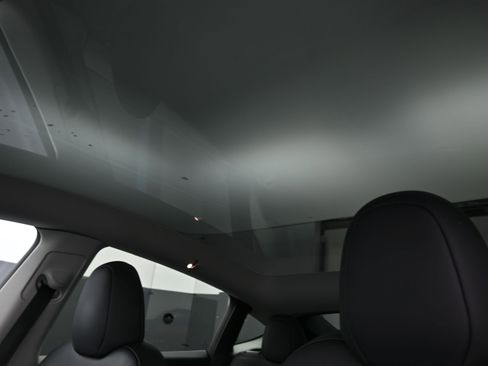 Used 2025 Tesla Model Y Long Range image 23