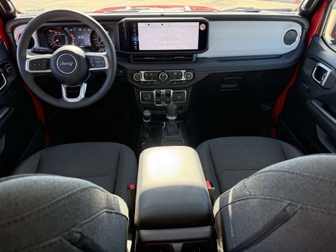 Used 2025 Jeep Wrangler Sahara image 13