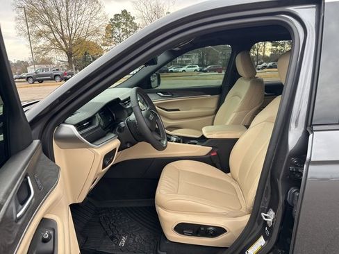 Used 2025 Jeep Grand Cherokee L Limited w/ Luxury Tech Group II image 9