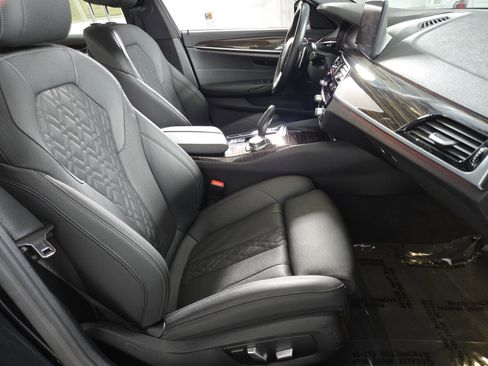 Used 2023 BMW 530i w/ Convenience Package image 3