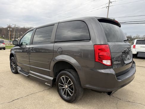 Used 2015 Dodge Grand Caravan SXT FWD image 4