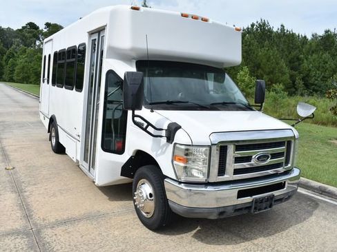 Used 2010 Ford E-450 and Econoline 450 Super Duty image 2